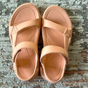 Teva women’s 7 sandals like new hurricane drift